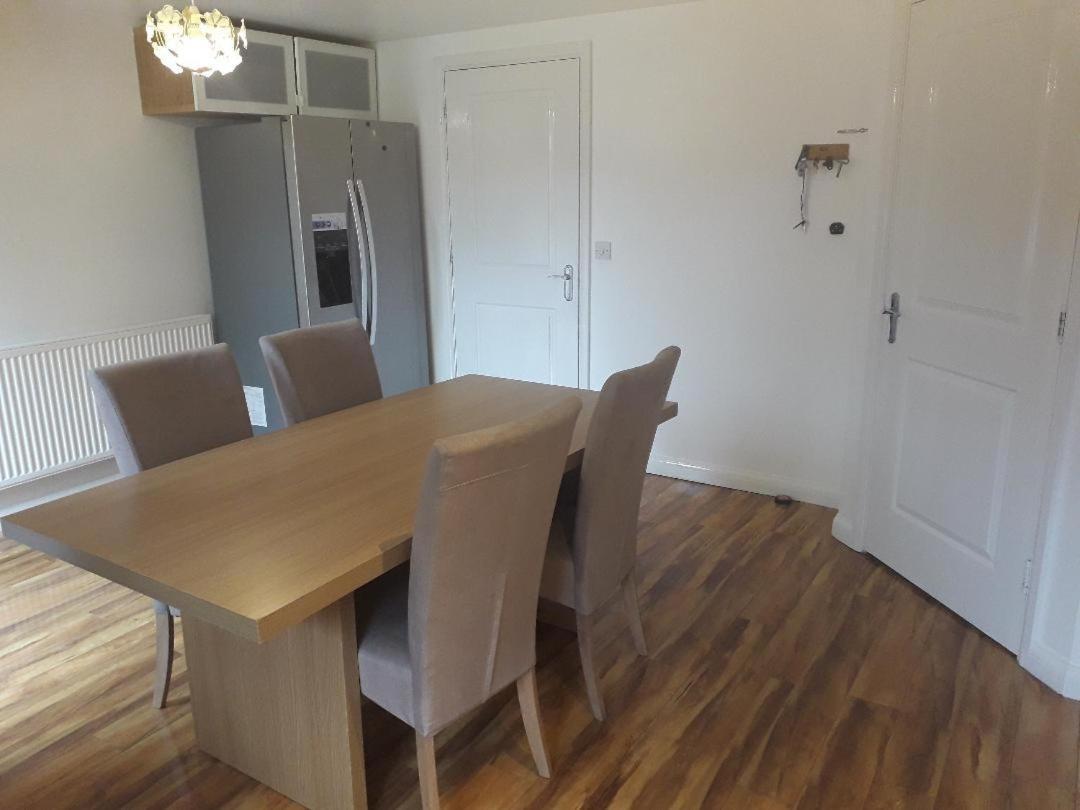 5 Bed House With Free Secure Parking In Pleasant Quiet Location Villa Wolverhampton Bagian luar foto