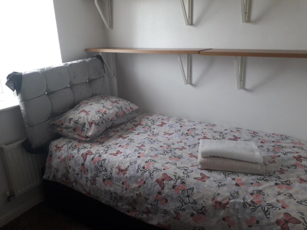 5 Bed House With Free Secure Parking In Pleasant Quiet Location Villa Wolverhampton Bagian luar foto