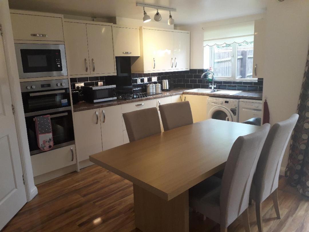 5 Bed House With Free Secure Parking In Pleasant Quiet Location Villa Wolverhampton Bagian luar foto
