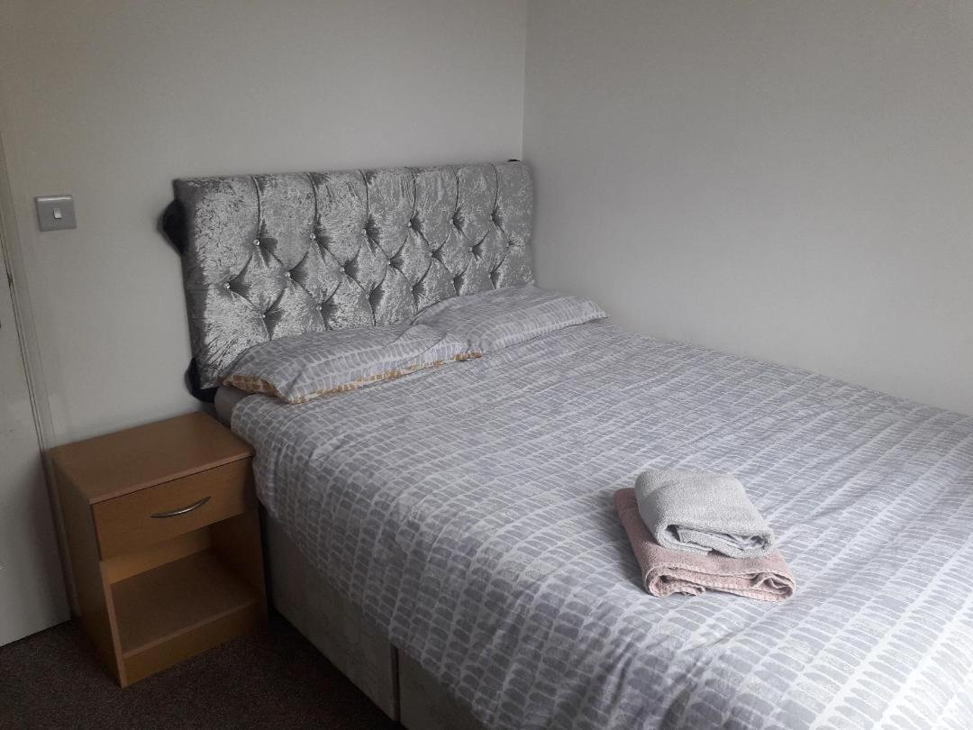 5 Bed House With Free Secure Parking In Pleasant Quiet Location Villa Wolverhampton Bagian luar foto