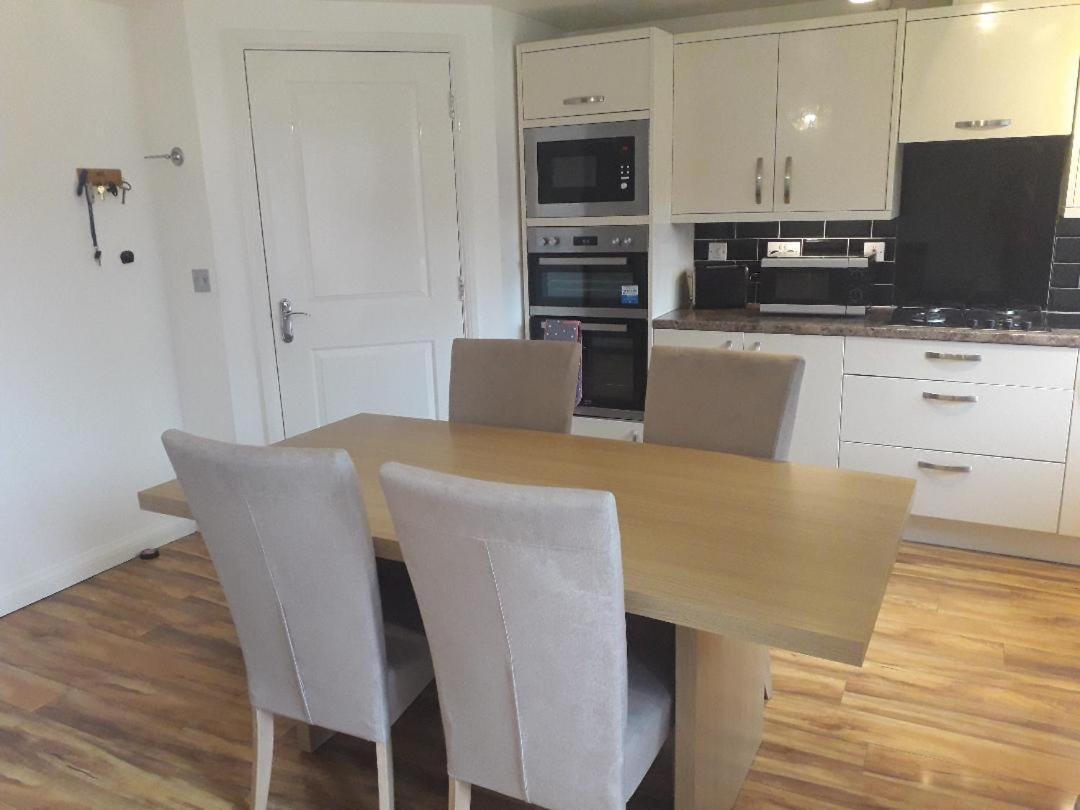 5 Bed House With Free Secure Parking In Pleasant Quiet Location Villa Wolverhampton Bagian luar foto