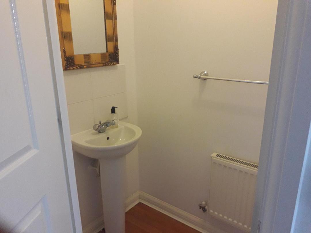 5 Bed House With Free Secure Parking In Pleasant Quiet Location Villa Wolverhampton Bagian luar foto